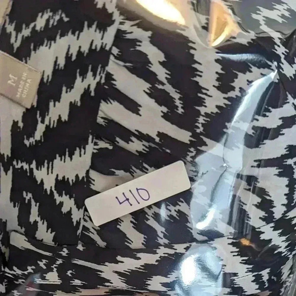 Banana Republic Ladies Size M V Neck  3/4 Sleeved Blouse - Picture 12 of 12